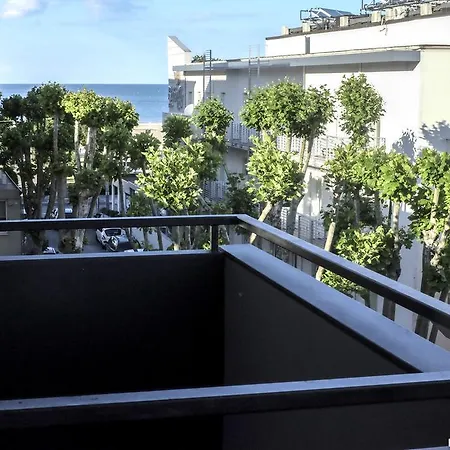 Ξενοδοχείο Up 3*