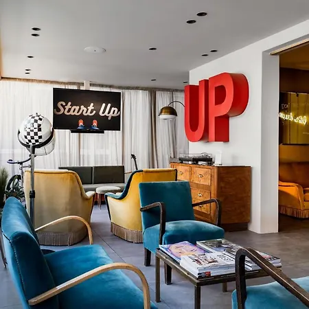 Up Hotell
